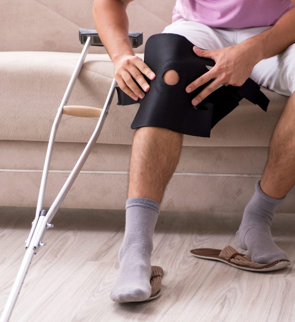 knee injury with crutches